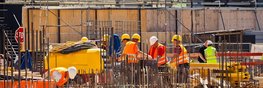 Betonbauer auf einer großen Baustelle