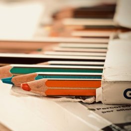 Buntstifte auf Papier